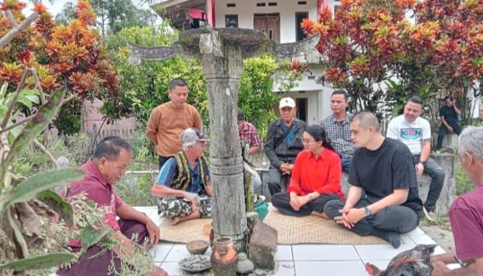 Bupati Karolin Buat Adat Bayar Niat ke Panyugu Keramat Ria Sinir