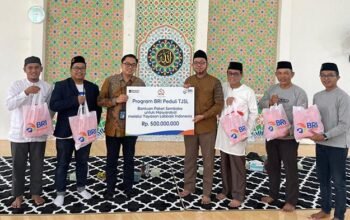 BRI BO Pontianak Melalui Yayasan Labbaik Indonesia Serahkan Bantuan Paket Sembako untuk Masyarakat