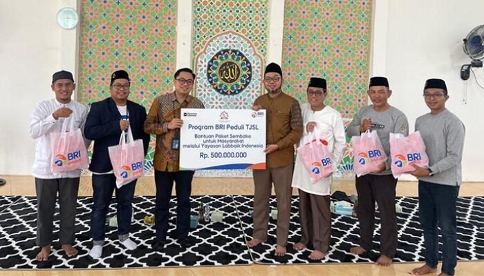 BRI BO Pontianak Melalui Yayasan Labbaik Indonesia Serahkan Bantuan Paket Sembako untuk Masyarakat