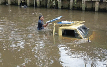 Mobil Masuk Parit di Depan Pasar Dahlia Pontianak Barat