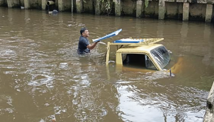 Mobil Masuk Parit di Depan Pasar Dahlia Pontianak Barat